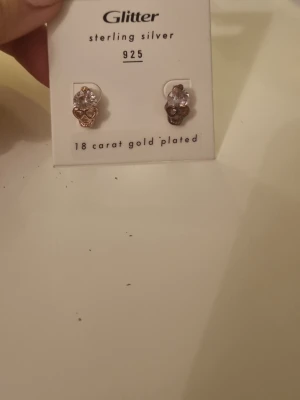 Glitter döskalleörhängen guldpläterade - Coola örhängen i form av döskallar med gnistrande stenar. Perfekta för dig som vill sticka ut med en edgy detalj i din stil.