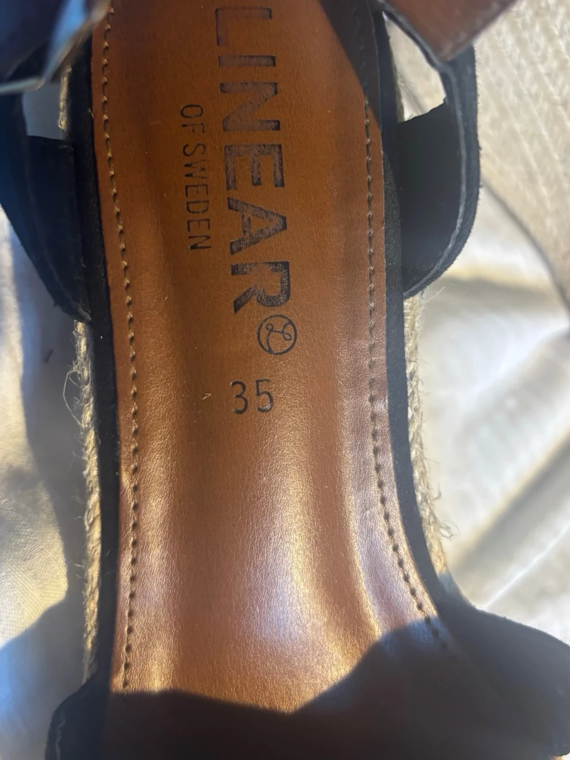 Svarta kilklackssandaler med remmar - 4