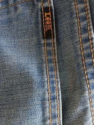 Blå Lee jeans med raka ben - Säljer ett par klassiska blå jeans från Lee med raka ben och snygga kontrastsömmar. Jeansen är tillverkade i 100% bomull och har en tidlös tvätt som passar till det mesta. Perfekta för dig som gillar en enkel och clean look.