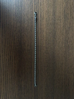 Stainless steel kedjearmband 18 cm, 3 stycken finns - Snyggt och minimalistiskt armband i silverfärg med tvinnad kedja. Passar perfekt för dig som gillar stilrena accessoarer. Armbandet har en enkel och smal design som gör det lätt att matcha med andra smycken.