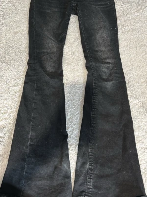 svarta jeans - jeans från gina med glitter fickor