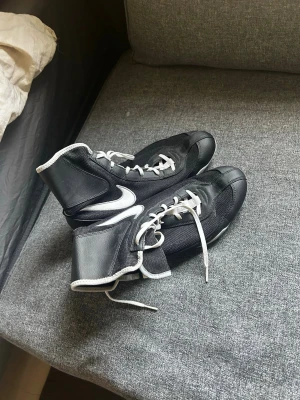 Brottning/boxningskor - Ett par svarta med vita mönster brottning/boxningskor från märket Nike storlek 43 och aldrig använda 