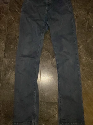 Mörkblå raka jeans - Säljer ett par mörkblå jeans med rak passform. Klassisk femficksmodell och normal midja. Perfekta för dig som gillar en enkel och stilren look. Materialet är denim i bomull.