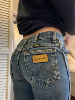 Bootcut jeans - Skitsnygga jeans som jag tyvärr växt ur.. bootcut med mellan hög midja från Wrangler! 🪩🪩