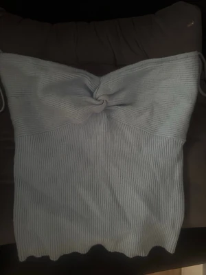 Ljusblå ribbad tubtopp från AWARE - Säljer en supersöt sommar topp från AWARE. Passar perfekt inför sommaren och är off shoulder. Storlek: S , original pris: 200