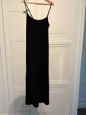 Svart långklänning, Gina tricot!  - Säljer denna fina långklänning då den inte används längre! Den har tajt passform och är i jättebra skick. Skriv vid frågor / fler bilder osv osv💕💕