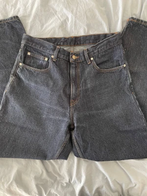 Dr denim raw denim jeans - Säljer dessa raw denim jeans från dr denim. Asfeta, använda en hel del så finns lite slitningar längst ner men det gör dem bara snyggare. Hör av dig vi funderingar!
