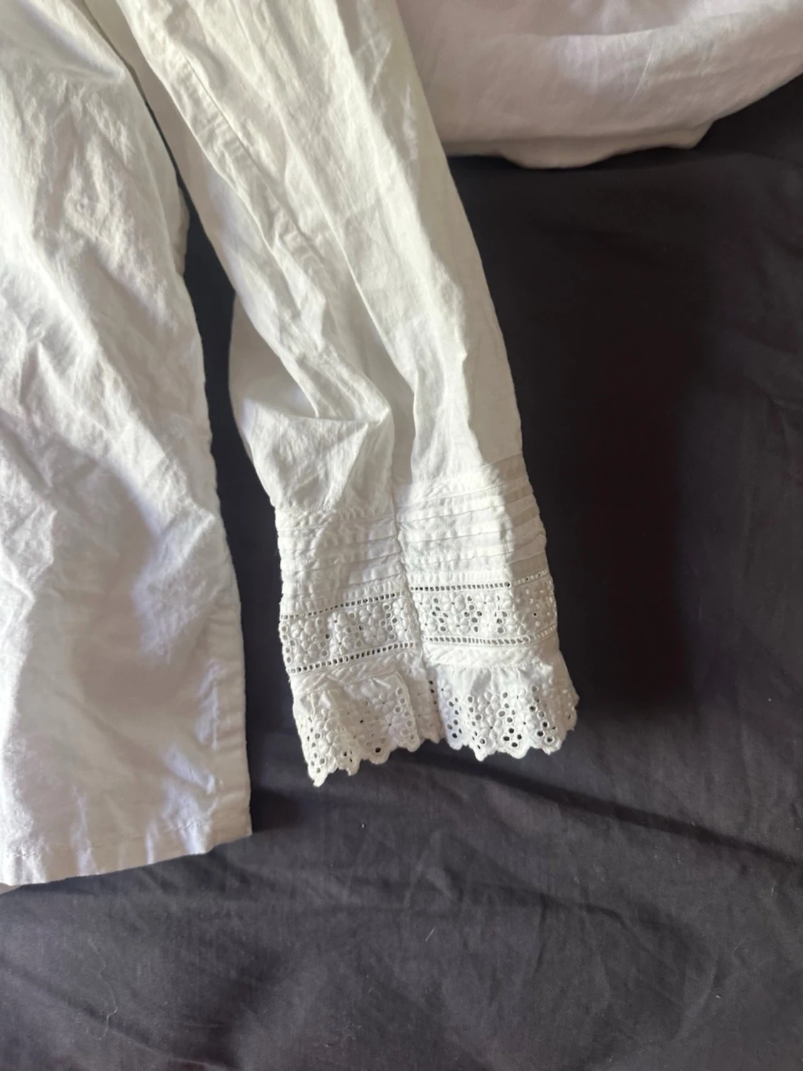Vit blus med spetsdetaljer - 4