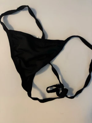 Svart stringtrosa - Stringtrosa Pris: 50kr  Storlek: S Nya 