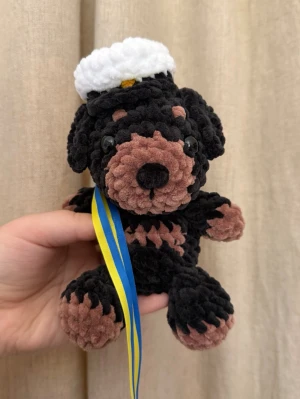 RESERVERAD handvirkad rottweiler studenthänge - Studenthänge: rottweiler med studentmössa. Ca 19 cm. Kan även sitta. 