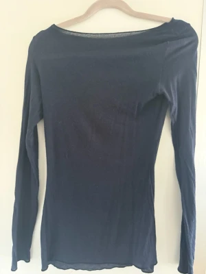 Boat Neck Ultralight tröja i modalkashmir - Storlek: S Skick: bra Beskrivning: Långärmad topp i Ultralight mjuk modalkashmir med båtringning. 