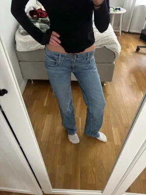 Lee low Waist jeans  - Ett par raka lågmidjade jeans från Lee. Bara använd ca 2-3 ggr så i jätte bra skick. I storlek w25 L33, innerbenslängd: 83cm midjemått: 76cm. Nypris var runt 1000kr 💗 