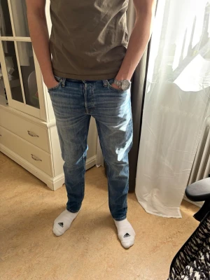 Blåa jeans från Jack & Jones - Snygga blå jeans från Jack & Jones. Rikigt bra skick och passar perfekt till sköna solen. Går ner i pris vid snabbt köp.