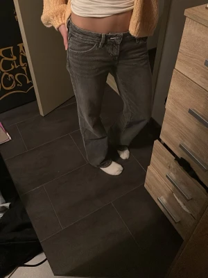 Grå raka jeans med låg midja - Säljer ett par grå jeans med rak passform och låg midja. Jeansen har klassisk femficksdesign och är tillverkade i ett mjukt denimtyg. Perfekta för en avslappnad och trendig look. Jag är 168