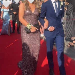 Balklänning - Väldigt fin balklänning i nyskick, använd en gång så precis som ny. Öppen i ryggen. Prislappen finns kvar även kvittot, Köpt för 5000 säljer för 2599💗 priset kan diskuteras 🫶🏻 om man skulle vilja testa den är de okej om man kan ta sig till mig💗