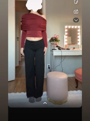 Vinröd offshoulder croppad topp - Trendig vinröd croppad topp med offshoulder-design och långa ärmar. Toppen har snygga draperade detaljer över bröstet och är figurnära i modellen. Perfekt för dig som vill sticka ut med en unik och modern look.