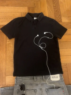 These glory days pike  - Grym kvalité, inga defekter. Storlek S, sitter bra vid axlarna och slutar vid midjan.   Mått -|-  Axelmått: 42 cm  Längd: 64 cm  Bröst: 46 cm   Leverans sker dagen efter, har du nån fråga är det bara att skriva:) 