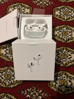 Apple AirPods Pro 2 USB-C - Säljer ett par vita Apple AirPods Pro (2nd generation) med MagSafe-laddningsetui och USB-C. De har en stilren och kompakt design med silikonproppar för bra passform och brusreducering. Perfekta för musik, samtal och träning. Levereras i originalförpackning.