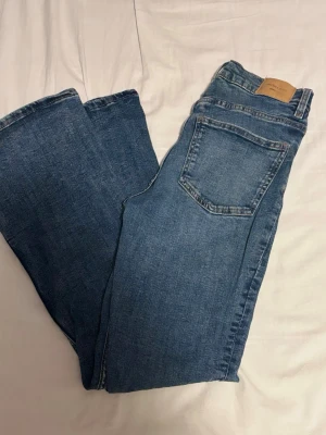 Gina perfekt jeans - Säljer mid waist, bootcut jeans från Gina Tricot. Modellen heter perfekt jeans och är i stl 36 short. Använda endast fåtal gånger. Skulle rekommendera till någon som är ca 160 cm lång<3 #jeans #bootcutjeans #midwaistjeans #flarejeans #ginatricot