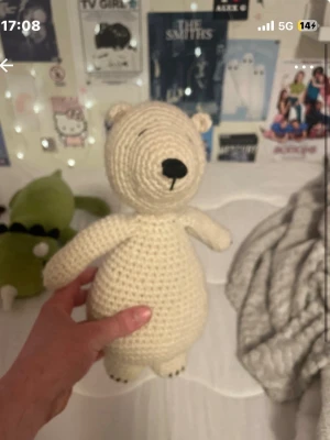 Virkat isbjörnsgosedjur - Handgjord virkad isbjörn i mjuk, krämvit garn. Den har små öron, svart nos och broderade detaljer för ögon och mun. Perfekt som dekoration eller mysig maskot. Unik och charmig design som passar både som present eller till samlingen.