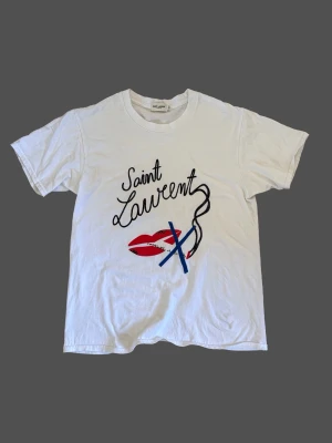 Saint laurent T-shirt XS-S - Säljer en sjukt snygg saint laurent T-shirt i mycket gott skick. Tröjan är lite smal i storleken och passar xs-s. 