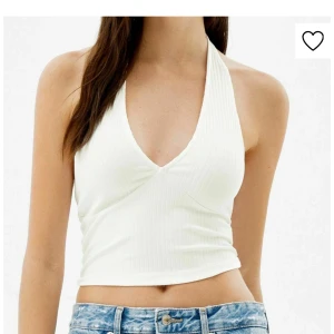 Vit ribbad halterneck topp - Vit ribbad halternecktopp. Storlek S, använd fåtal gånger!