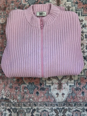 Rosa ribbad ziptröja från Flash - Säljer denna ljusrosa ribbstickade ziptröja från Flash. Tröjan har en klassisk, enkel design och är perfekt för lager på lager. Materialet är mjukt och stretchigt. Liten fläck på insidan av ärmen men denna syns nästan mer på bild än i verkligheten, jag har inte märkt av den förens jag fotade den🤷🏽‍♀️ (se sista bilden) Välkommen att buda 