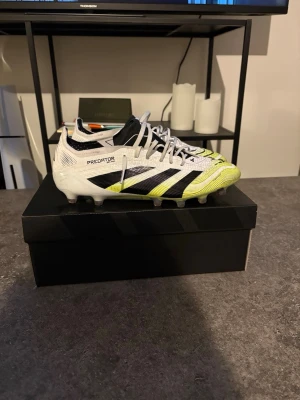 Adidas Predator fotbollsskor vit/svart - Adidas predator elite ag, använda en vecka, box och tags följer med