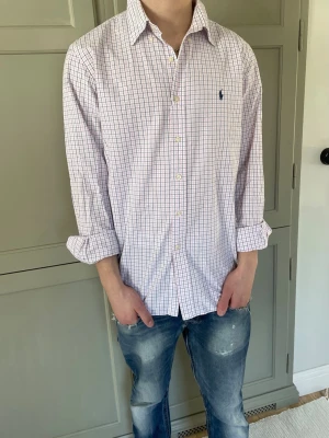 Polo Ralph Lauren Skjorta  - Fin skjorta från Ralph Lauren | Storlek L (kan passa M) | Fint skick förutom 2 defekter som visas på bild | 