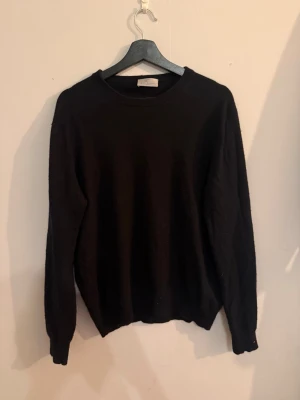 Max Tonso cashmere/siden tröja – svart – strl XL (L) - Elegant finstickad tröja från Max Tonso i klassisk svart färg. Tillverkad i en exklusiv materialmix av siden och kashmir, vilket ger en mjuk känsla och en sofistikerad finish.   Plagget är i gott skick med lättare bruksspår.  Storlek: XL Passform: Något liten i storlek – motsvarar ca L Material: 60% siden, 40% kashmir Färg: Svart Skick: 8/10  📦 Kan skickas 💬 Kontakta vid frågor eller intresse