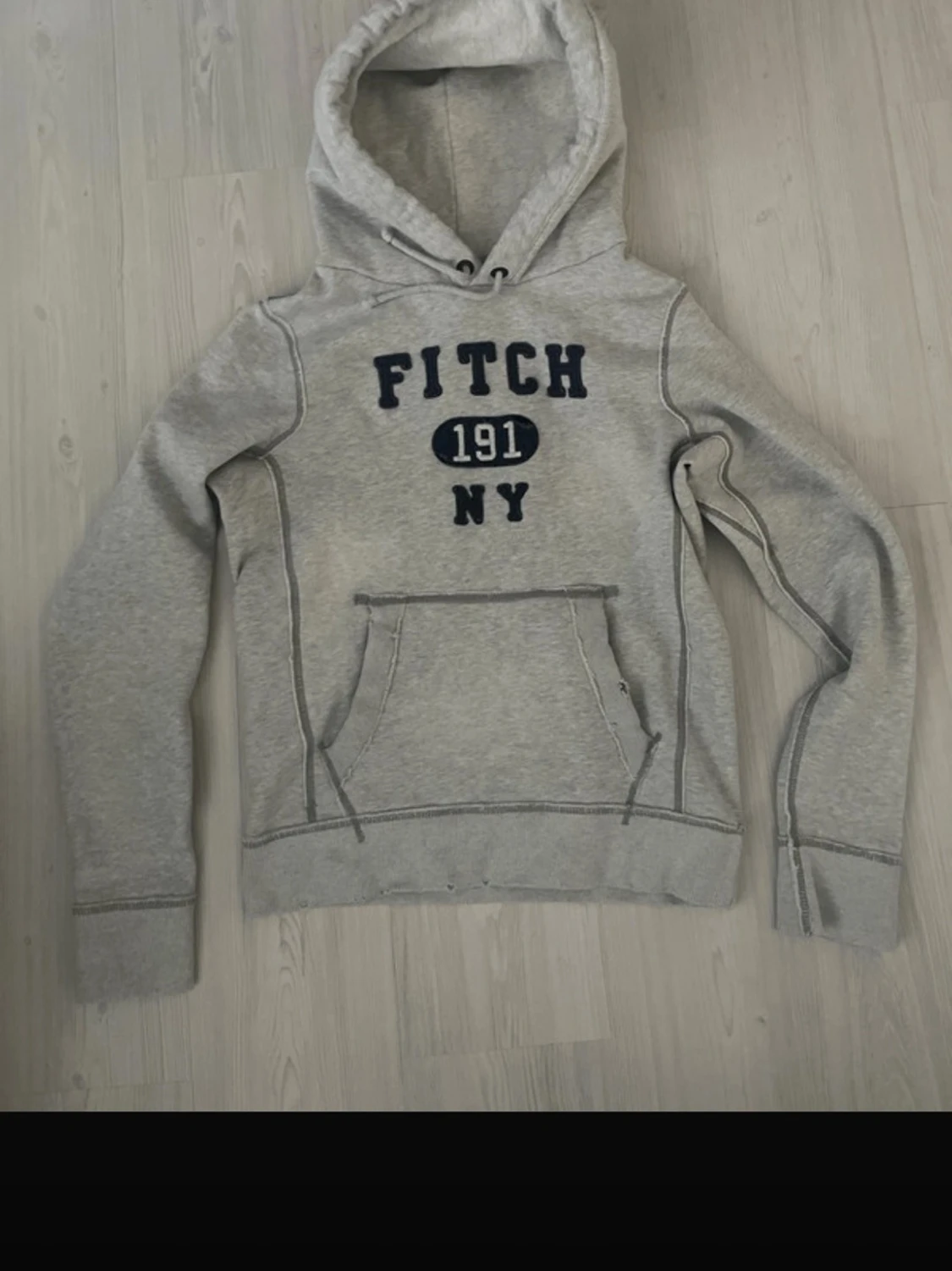 Grå hoodie från Abercrombie & Fitch med tryck