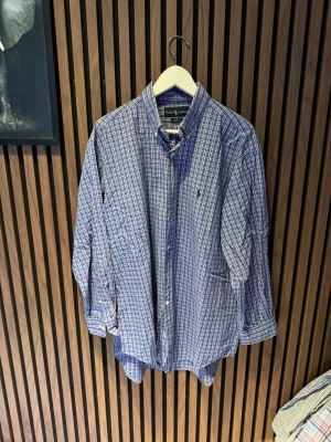 Ralph Lauren skjorta  - Skicket är riktigt bra och den är i storlek L. Kontakta gärna vid frågor 🙌