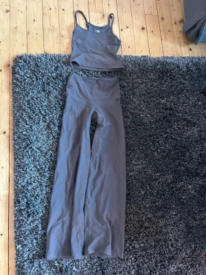 Tränings set från lager157 - Träningsset från lager 157 i strl S (båda delarna). Byxorna är bootcut och tröjan är lite cropped. Aldrig använt 