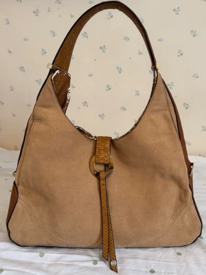 Vintage mocka väska  - Snygg River Island beige hobo-handväska i mockaimitation med guld detaljer. 34x20x13cm.  