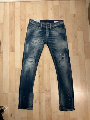 Dondup George - Säljer ett par ljusblåa riktigt snygga Dondup George med slitningar,paint splatter och tvätt som är i storlek W30. (Har några små defekts)Priset är inte helt hugget i sten.Har ni några frågor så är det bara att skriva till mig//Mvh Erik