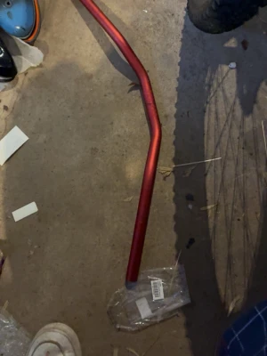 Rött cykelstyre i aluminium - Säljer ett rakt cykelstyre i metall med matt röd finish. Styret har en enkel och stilren design och passar till de flesta cyklar. Perfekt för dig som vill byta ut eller uppgradera ditt nuvarande styre.