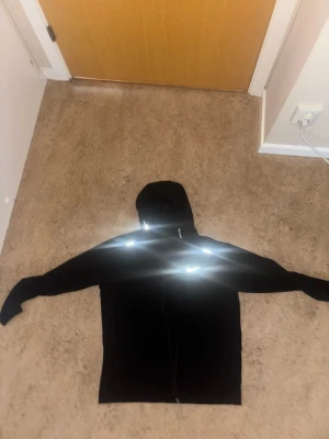 Svart Nike hoodie med dragkedja - Säljer en svart nike windbreaker. Den äf tunn men inga defekter 