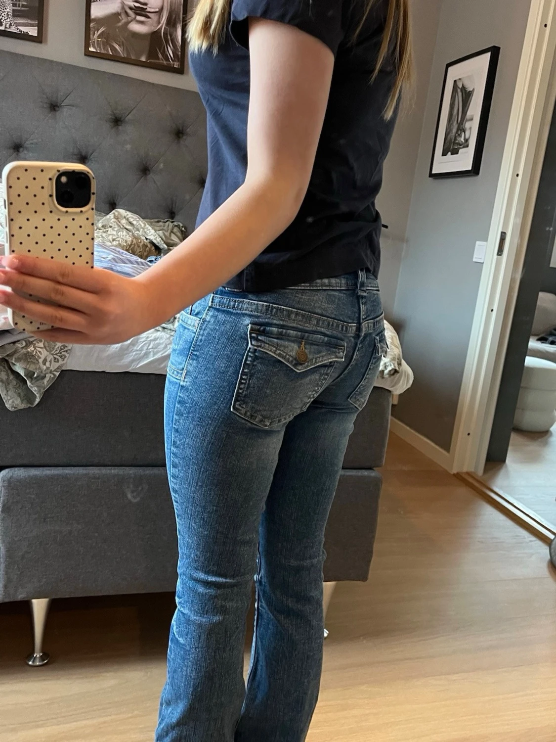 Blå bootcut jeans med stora fickor - 1