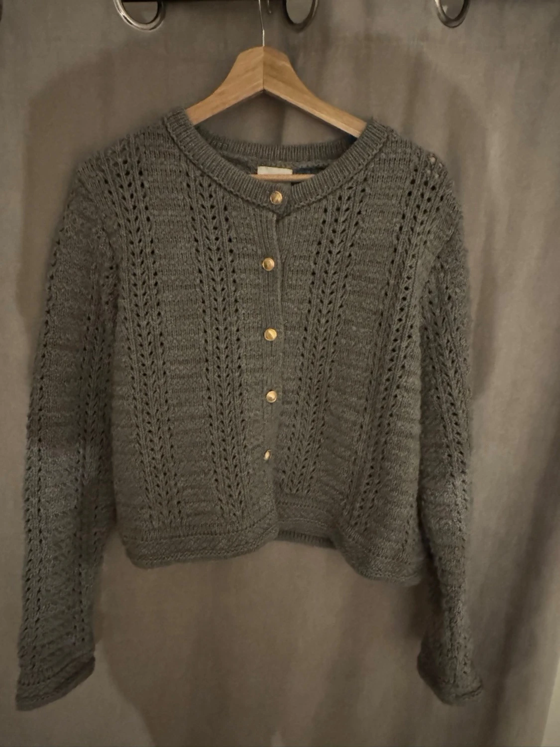 Grå stickad kofta med guldfärgade knappar - 1