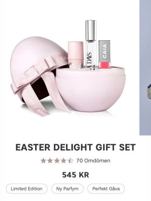 CAIA Easter Delight Gift Set - Ett exklusivt parfymset från CAIA i limited edition, paketerat i ett ljusrosa ägg med sidenband. Innehåller en parfymflaska, ett läppglans och ett krämrouge i matchande rosa toner. Perfekt present till någon som älskar skönhet och doft. Helt slutsåld online. 
