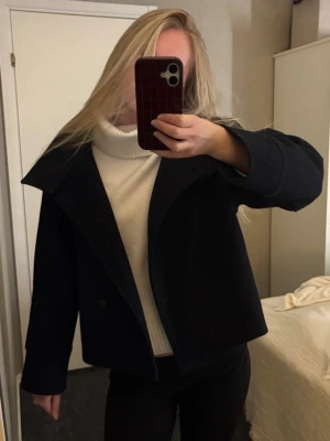 Mörkblå kappa - Snygg mörkblå kappa, perfekt nu till våren! Säljer pga kommer inte till någon användning!🥰🤗(ordinarie pris 600kr)