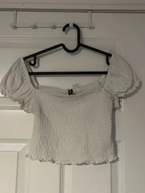 Croppad topp - Vit croppad topp med puffärmar superfin till sommaren.(ifrån h&m)  