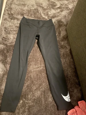 Träningstights  - Nike Träningtights . Storlek M. Mycket bra skick.