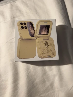 Vikbar mobiltelefon  - Säljer en vikbar mobiltelefon. Aldrig använd och helt ny 