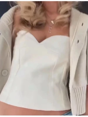 Zara topp - Trendig korsett topp från Zara i storlek S men passar även XS, toppen är i super skick då den aldrig kommit till användning utan endast är testad😇😇💞