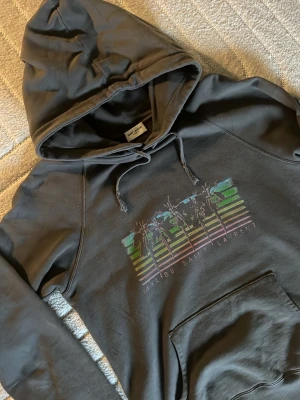 Saint Laurent hoodie - Snygg mörkgrå hoodie från Saint Laurent storlek xs men passar S passar mig som är 183. Hoodien har huva med dragsko och en stor magficka. Perfekt för en avslappnad och cool stil. Materialet känns mjukt och bekvämt. 