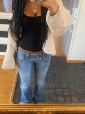 Blå jeans - Jensen är ganska nya jag har använt dom 1 gång.  Dom är väldigt stretchiga och sköna.                                                Mått inerbenslängden :73 midjemått:33