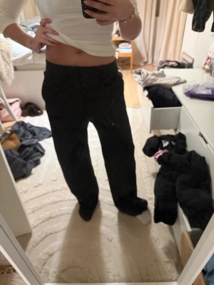 Svarta kostymbyxor från Zara - Säljer ett par svarta kostymbyxor från Zara i storlek S. Byxorna har en loose passform med raka ben och hög midja. Perfekta till en clean och stilren look. Materialet känns mjukt och följsamt, troligtvis polyesterblandning.