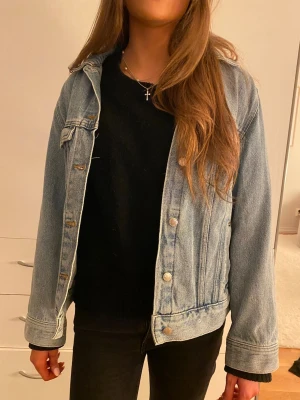 Jeansjacka - Jeansjacka från hm köpt för länge länge sen finns ej kvar i butik, knappt använd