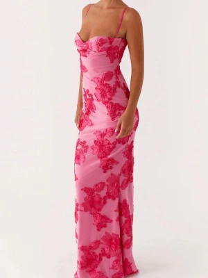 Rosa långklänning med blommor - Supersnygg rosa långklänning med tunna axelband och broderade röda blommor. Klänningen har en figurnära passform och en draperad urringning. Perfekt för bal eller festligare tillfällen. Klänningen är aldrig använd och i topp skick! 